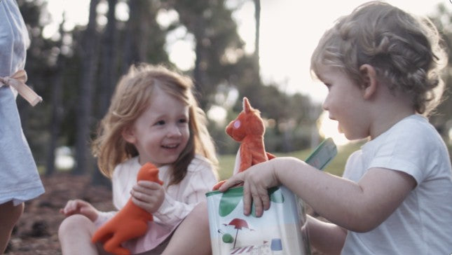 kleines Baby mit mini Mizzie in den Händchen