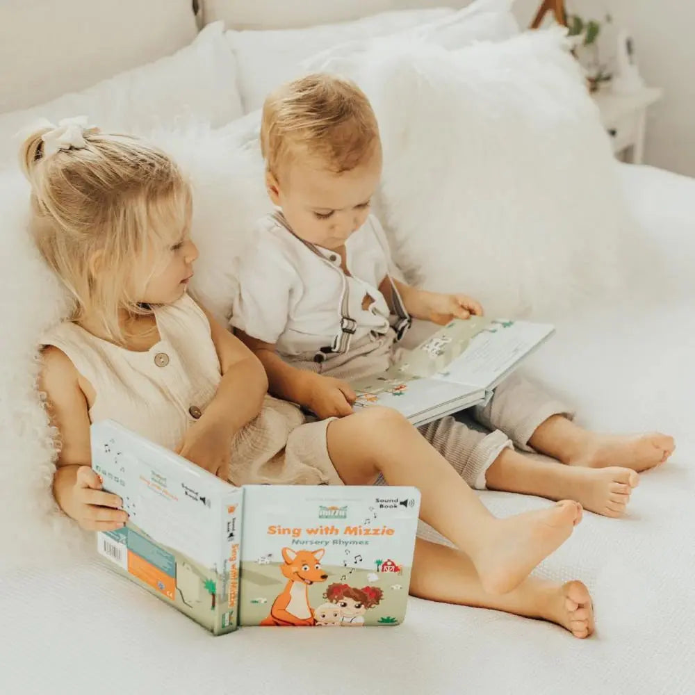 Kleinkinder schauen gemeinsam in Mizzie Melodie Buch