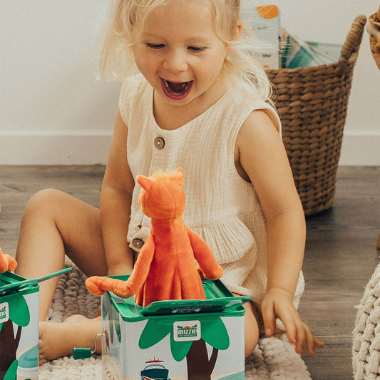 Kleinkind freut sich über Musical Hop out